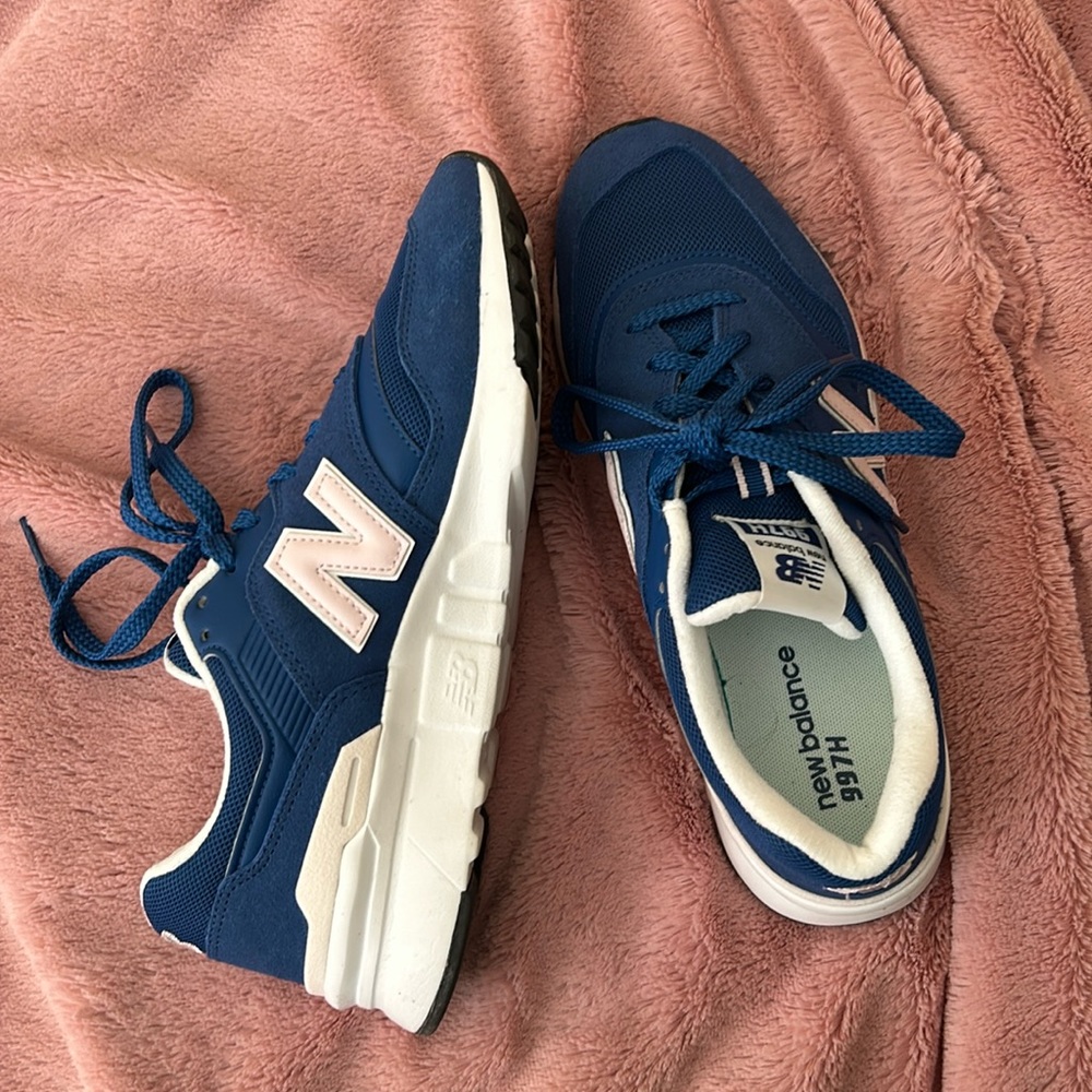 EUC WOMENS NEW BALANCE 997H SNEAKER!